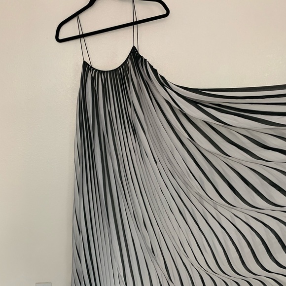 Pleated dress - Picture 2 of 2